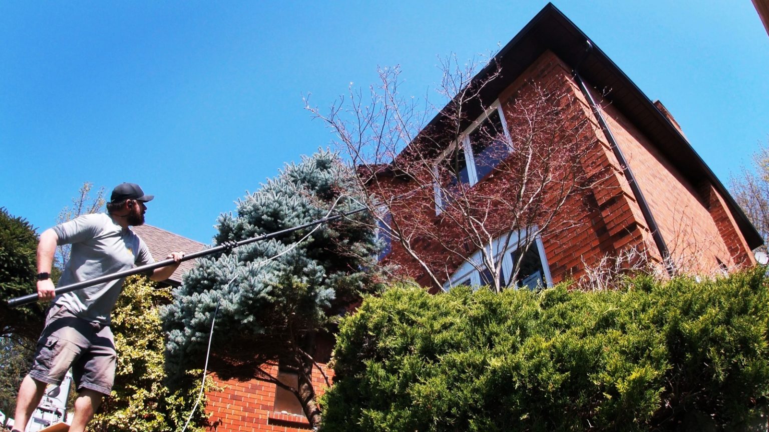 window cleaning in east gwillimbury ontario with water fed pole